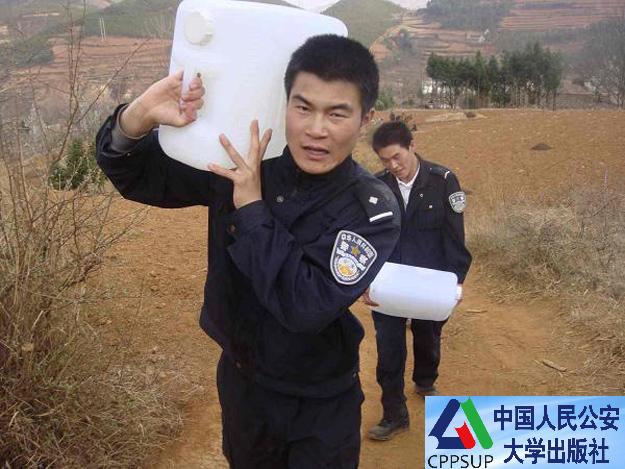 按住Ctrl键+鼠标滚轮缩放