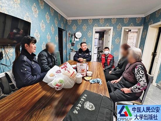 按住Ctrl键+鼠标滚轮缩放