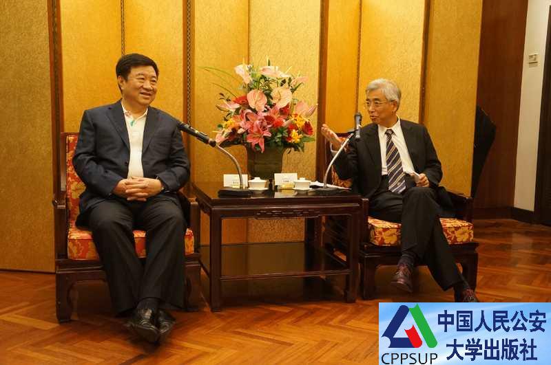 按住Ctrl键+鼠标滚轮缩放