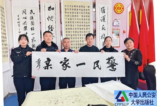 按住Ctrl键+鼠标滚轮缩放