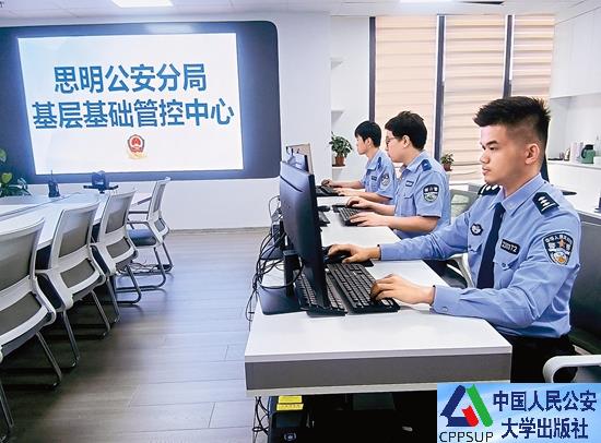 按住Ctrl键+鼠标滚轮缩放