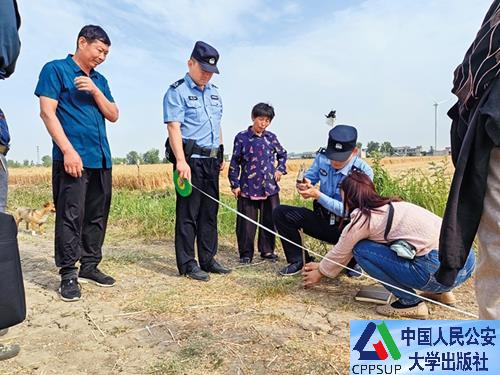 按住Ctrl键+鼠标滚轮缩放