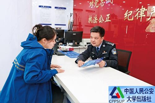 按住Ctrl键+鼠标滚轮缩放