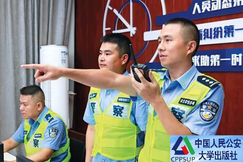 按住Ctrl键+鼠标滚轮缩放