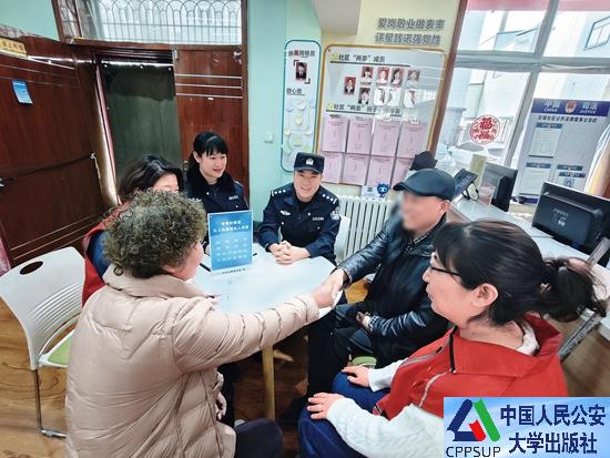 按住Ctrl键+鼠标滚轮缩放