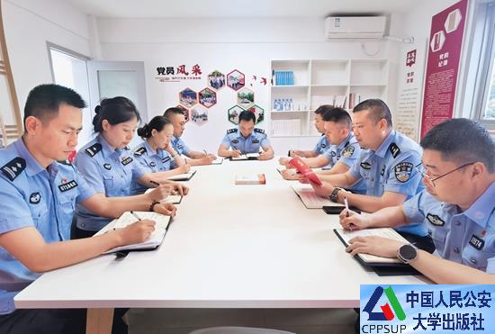 按住Ctrl键+鼠标滚轮缩放