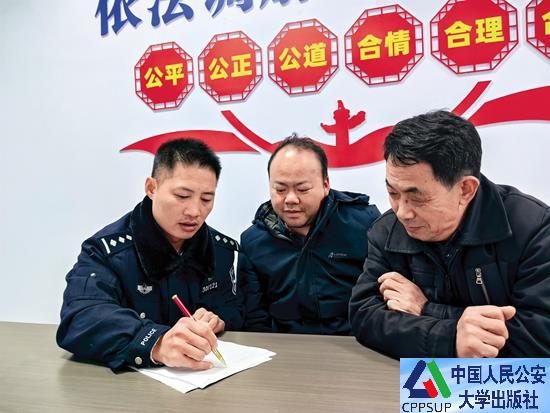 按住Ctrl键+鼠标滚轮缩放