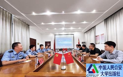 按住Ctrl键+鼠标滚轮缩放