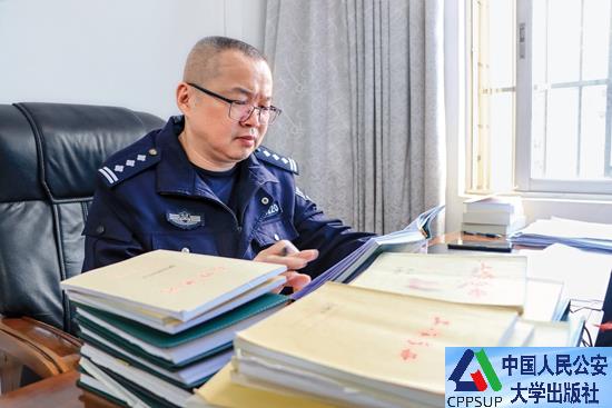 按住Ctrl键+鼠标滚轮缩放