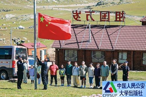 按住Ctrl键+鼠标滚轮缩放