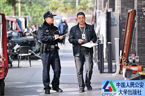 按住Ctrl键+鼠标滚轮缩放