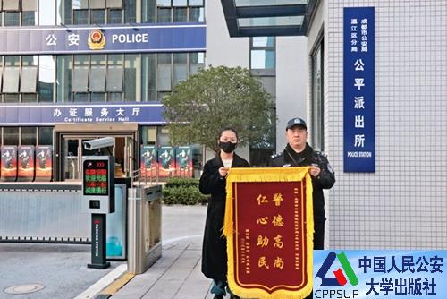 按住Ctrl键+鼠标滚轮缩放