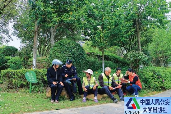 按住Ctrl键+鼠标滚轮缩放