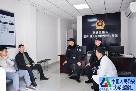 按住Ctrl键+鼠标滚轮缩放