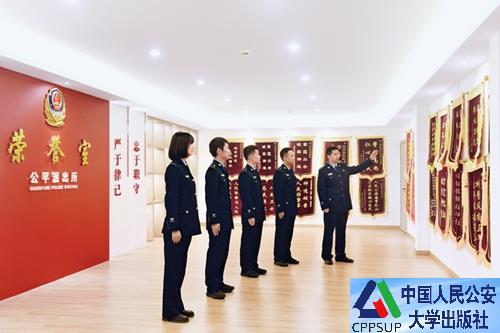 按住Ctrl键+鼠标滚轮缩放