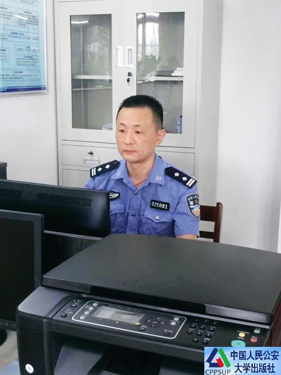 按住Ctrl键+鼠标滚轮缩放