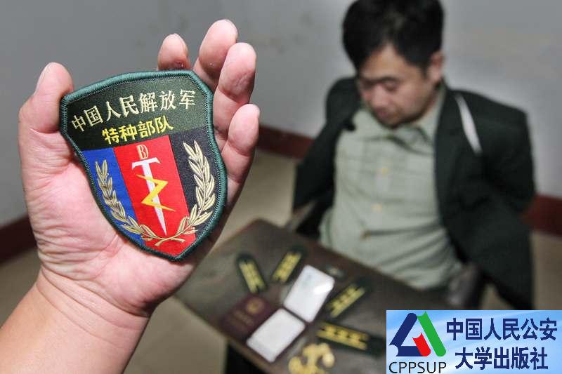 按住Ctrl键+鼠标滚轮缩放