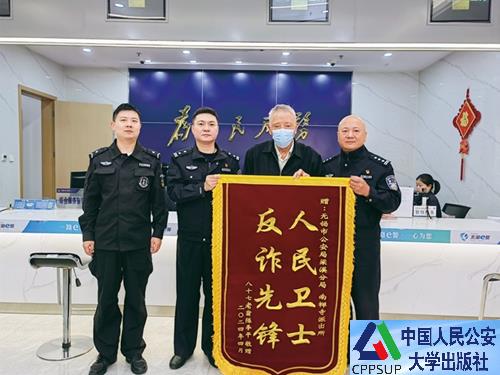 按住Ctrl键+鼠标滚轮缩放